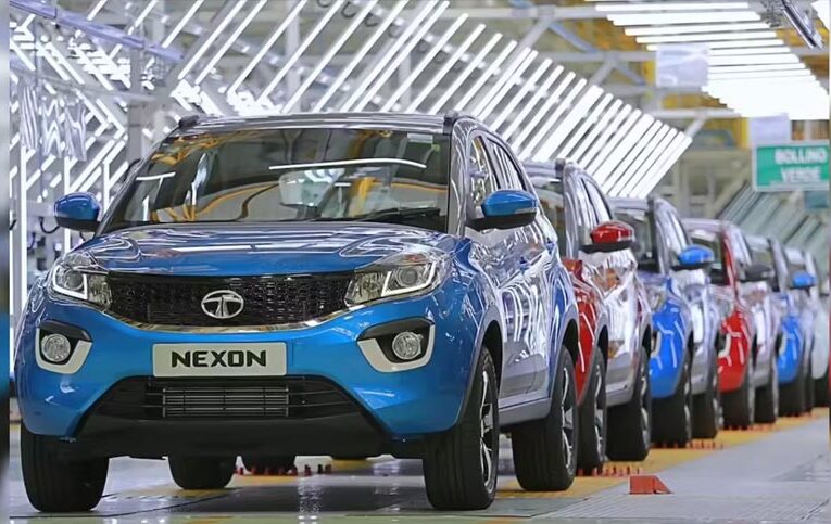 दिवाली में Tata Motors की गाड़ियों की धूम, शोरूम पर लगी भीड़