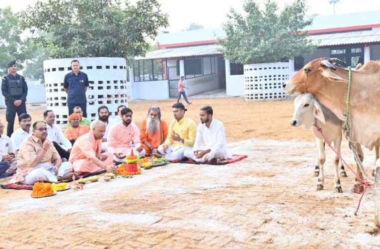 गोरखनाथ मंदिर की गोशाला में मुख्यमंत्री ने की गोवर्धन पूजा