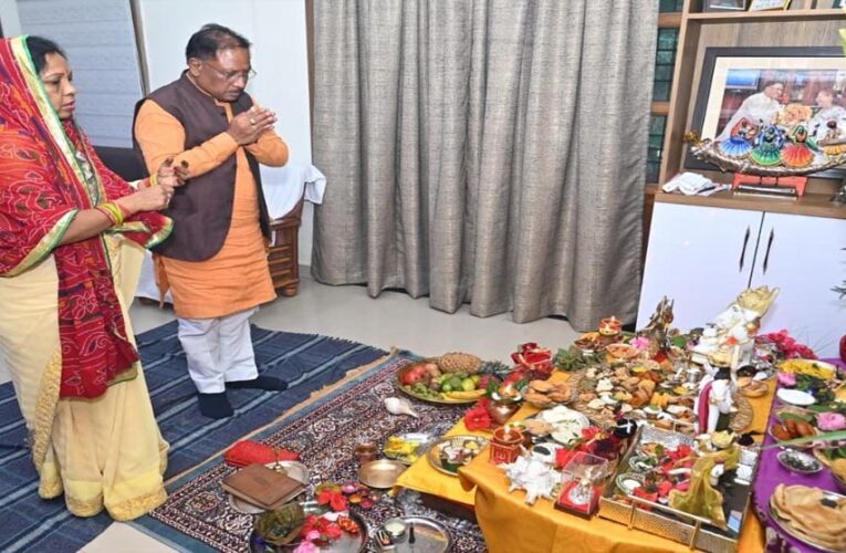 रायपुर : मुख्यमंत्री  विष्णु देव साय ने की गोवर्धन पूजा, प्रदेश की सुख-समृद्धि और खुशहाली की कामना की