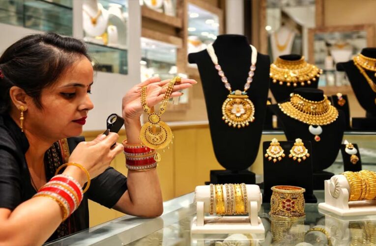 सोना 9000 रुपये, चांदी ₹23,000 हुई सस्ती, क्या अब भी गिरेंगे भाव?