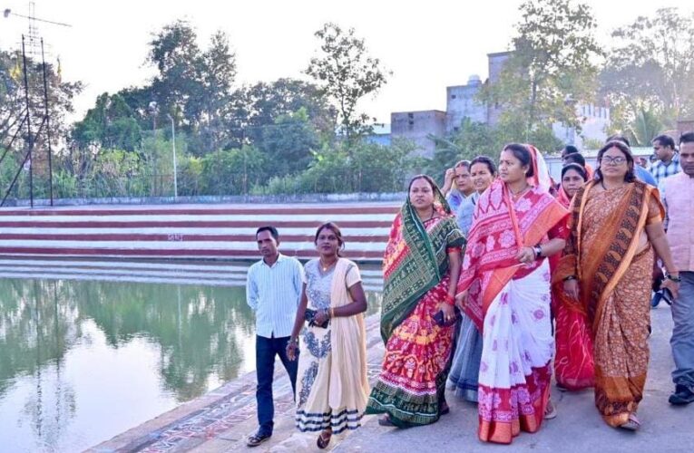 रायपुर : छठ पर्व की तैयारी का लिया जायजा – मंत्री श्रीमती लक्ष्मी राजवाड़े ने किया भटगांव छठ घाट का निरीक्षण