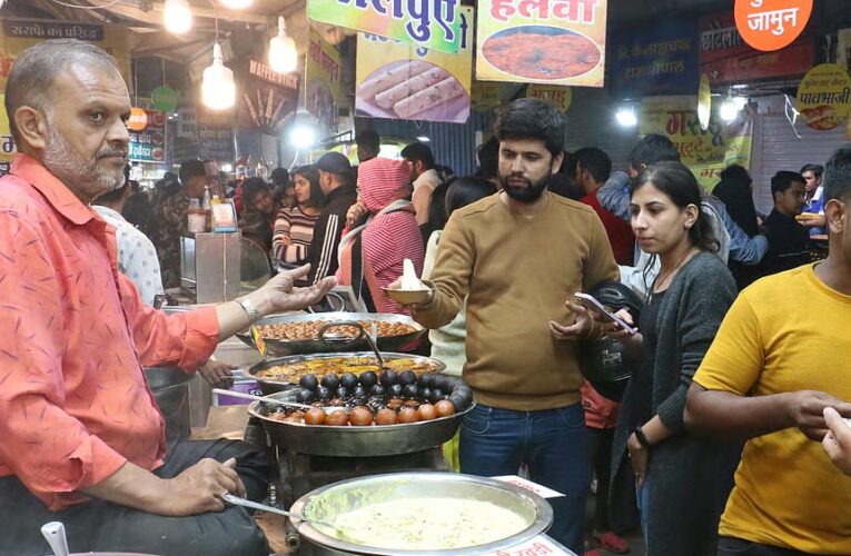 इंदौर : सराफा चौपाटी में परंपरागत व्यंजनों की दुकानों को लेकर निगम की बैठक, सैंडविच और चाइनिज स्टॉल पर उठे सवाल