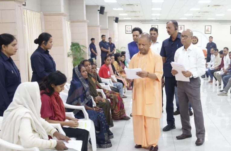 समस्या लेकर आये लोगों से मिले मुख्यमंत्री, बोले- आपकी सेवा ही सरकार की प्राथमिकता