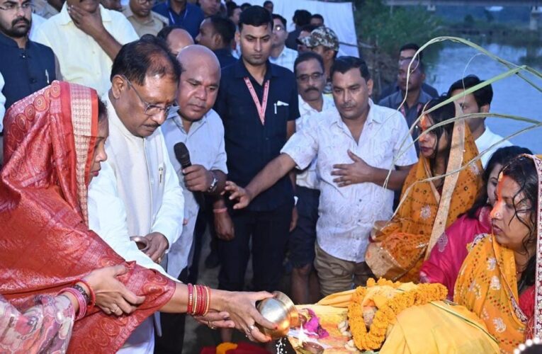 रायपुर : मुख्यमंत्री  साय ने जशपुर में दुलदुला छठ घाट में सूर्य को दिया अर्घ्य: प्रदेश की सुख-समृद्धि और खुशहाली की कामना की