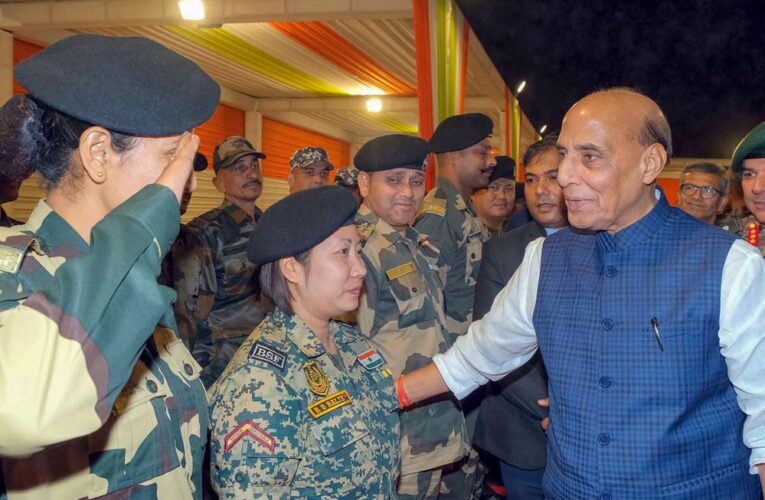 रक्षा मंत्री राजनाथ सिंह का संदेश: सीमाओं पर सतर्क रहें, किसी भी परिस्थिति के लिए तैयार रहना जरूरी
