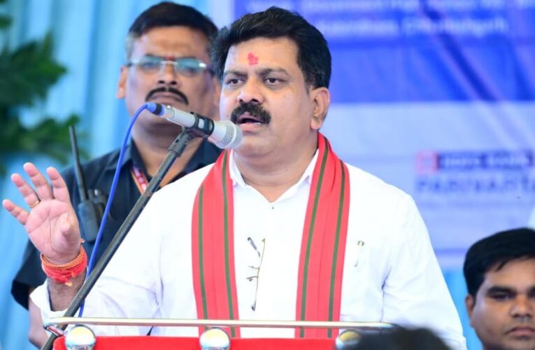 रायपुर : बच्चों के संग विद्यार्थी बने उपमुख्यमंत्री  विजय शर्मा