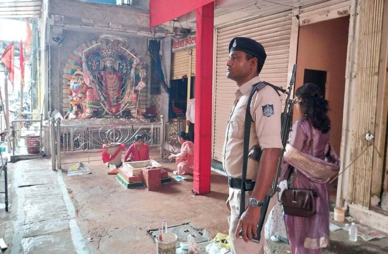 10 करोड़ के गहनों से सजी नगर जेठानी मां, 5 करोड़ के चांदी रथ से होगी विदाई – नुनहाई का भव्य दुर्गा उत्सव