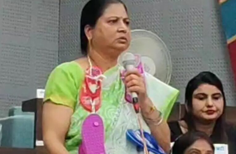 BJP महिला पार्षद ने चप्पल की माला पहन निगम कार्यालय पहुंचकर लगाए गंभीर आरोप