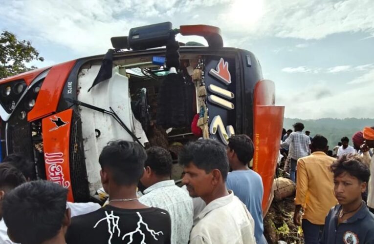बड़वानी में नर्मदा परिक्रमा बस पलटी, 30 से ज्यादा घायल; 1 श्रद्धालु की मौत