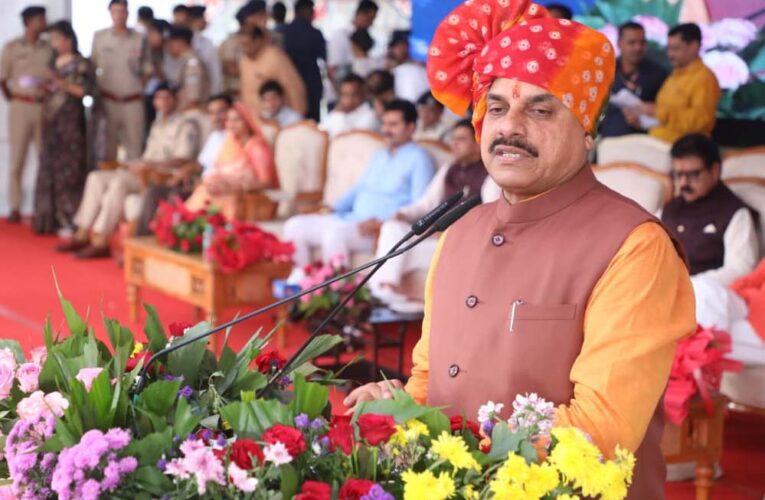 मुख्यमंत्री डॉ. यादव ने मोबाइल से क्यूआर कोड स्कैन कर लांच किया इंदौर पुलिस का चेटबॉट