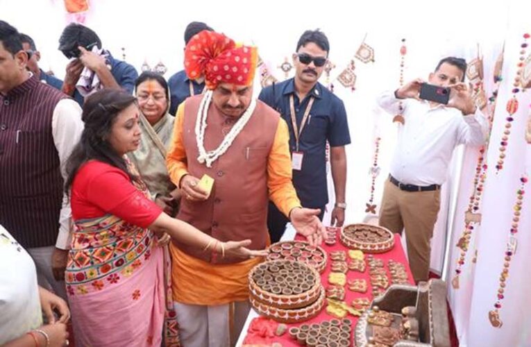 मुख्यमंत्री डॉ. यादव ने इंदौर में गोबर से स्वदेशी दीये बनाये जाने के नवाचार की सराहना की