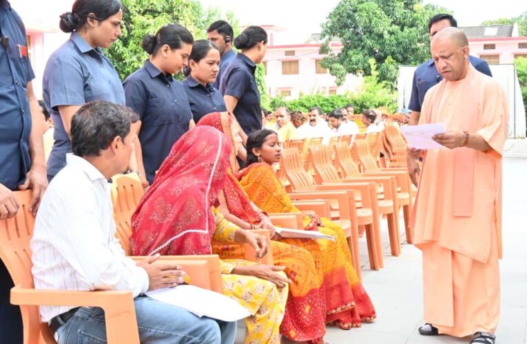 सीएम योगी ने चॉकलेट देकर बच्चों पर लुटाया प्यार, की आत्मीय बातचीत