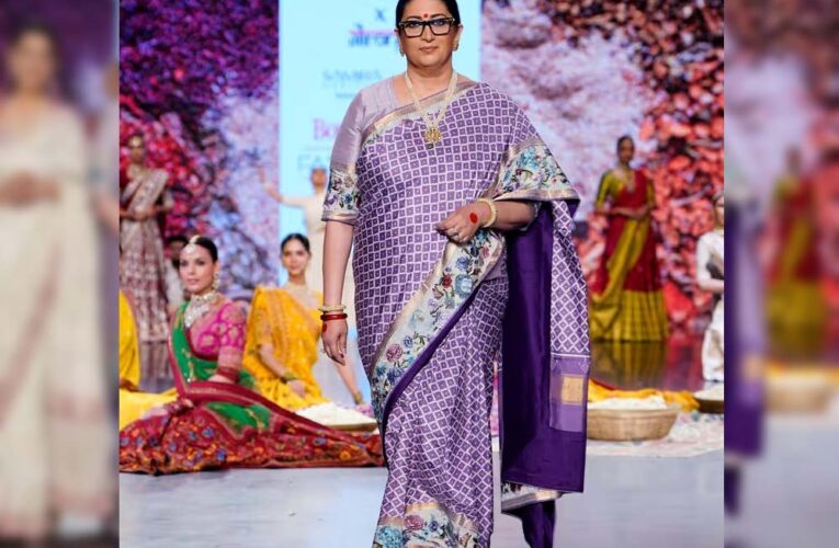 26 साल बाद रैंप पर स्मृति ईरानी की धमाकेदार वापसी, नंगे पैर की वॉक से चौंके मेहमान