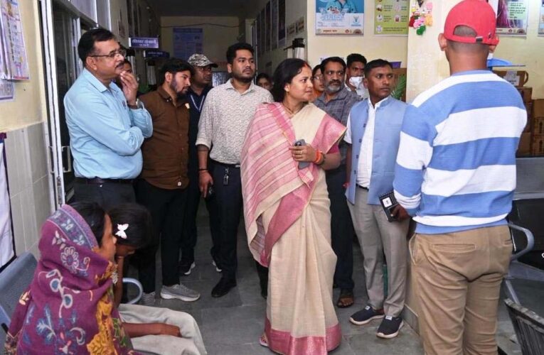 रायपुर : मंत्री श्रीमती लक्ष्मी राजवाड़े ने सूरजपुर जिले के ग्राम भांड़ी में उल्टी-दस्त से पीड़ित ग्रामीणों से की मुलाकात