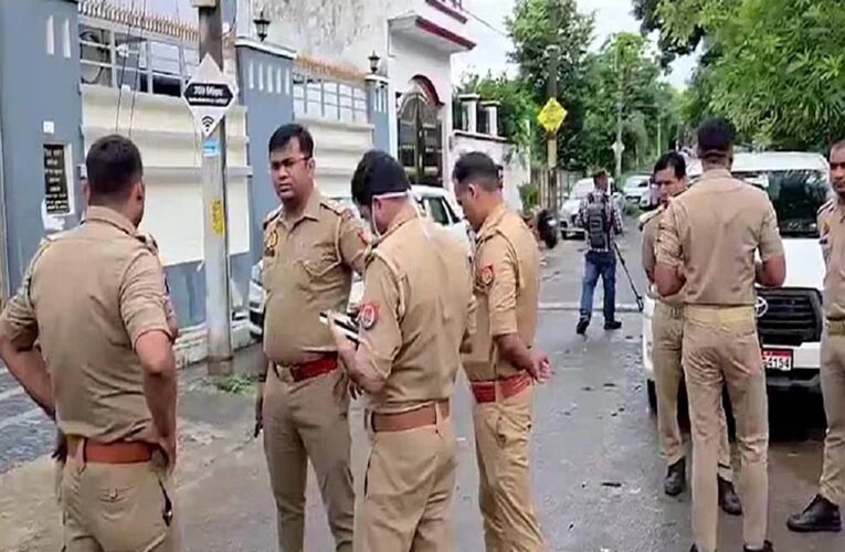 बरेली में सपा पर रोक, माता प्रसाद नजरबंद; संभल में सांसद बर्क के घर के बाहर पुलिस तैनात