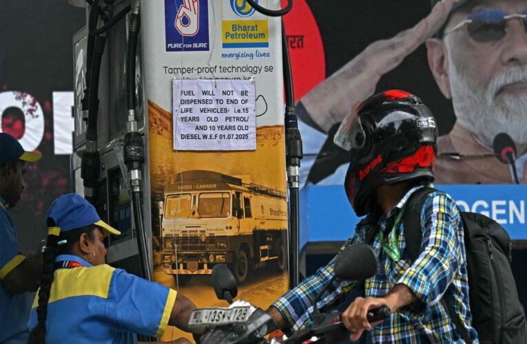 इंदौर में खत्म हुआ नो हेलमेट, नो पेट्रोल नियम, कलेक्टर ने की जनता से जागरूकता की अपील