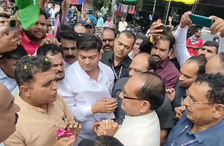 किसानों की मांगों पर कांग्रेस ने रोकी शिवराज की गाड़ी, पूर्व सीएम के अंदाज ने जीता दिल