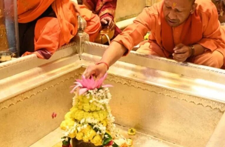 मुख्यमंत्री ने की बाबा विश्वनाथ की आराधना, ‘काशी कोतवाल’ काल भैरव के दर पर भी झुकाया शीश