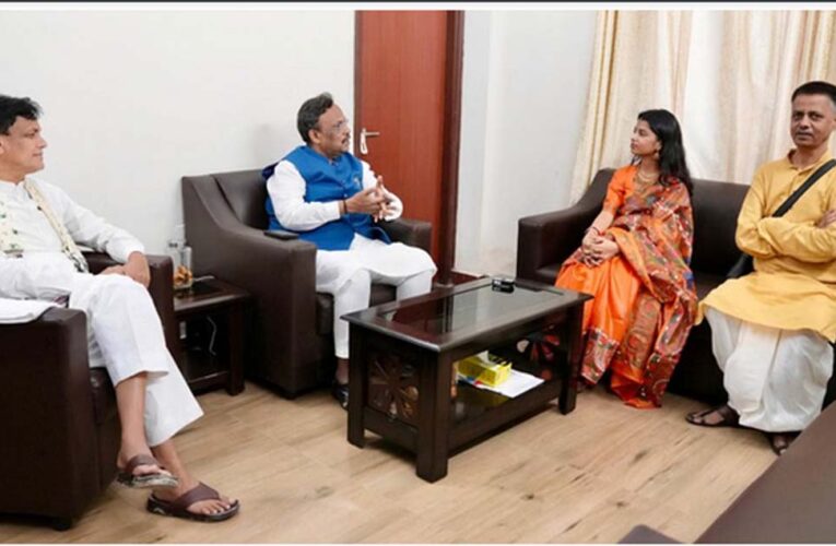 BJP नेताओं से मुलाकात के बाद मैथिली ठाकुर ने दिया सियासत में आने का संकेत, बताई संभावित सीट