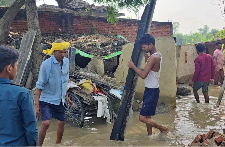 चंदौली में जल प्रलय का कहर: सड़कों पर पानी, घर ढहे, सैकड़ों एकड़ फसल डूबी