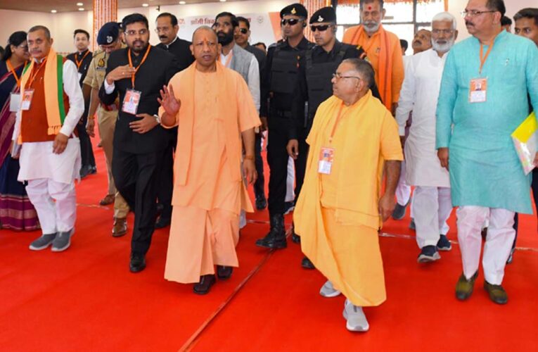 झांसी में सीएम योगी ने मुख्यमंत्री युवा उद्यमी विकास अभियान योजना के लाभार्थियों को दिए चेक