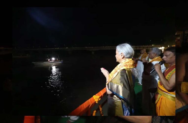 मां सरयू की भव्य आरती में शामिल हुईं केंद्रीय वित्त मंत्री निर्मला सीतारमण