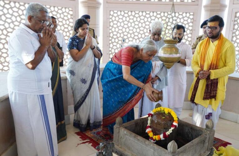 अयोध्या में वित्त मंत्री निर्मला सीतारमण ने परिवार संग उतारी प्रभु श्रीरामलला की आरती