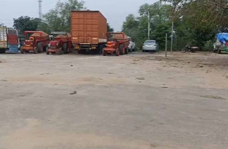 छतरपुर में पुलिस की बड़ी कार्रवाई, अवैध रेत से भरे ट्रैक्टर पकड़े गए – दबंग आए और ले गए वापस!