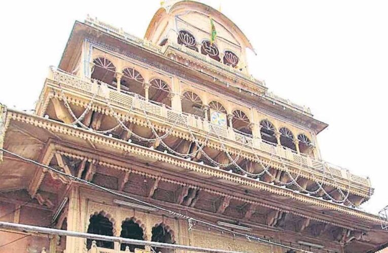 बांकेबिहारी मंदिर में फिर नियमों की अनदेखी! गर्भगृह के सामने दीपदान, सिर्फ 7 दीयों की थी अनुमति