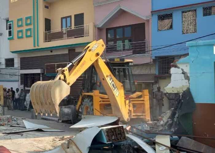 बरेली हिल उठा! नफीस खां का रजा पैलेस बुलडोजर की मार, तीन मशीनों ने ध्वस्त किया भवन
