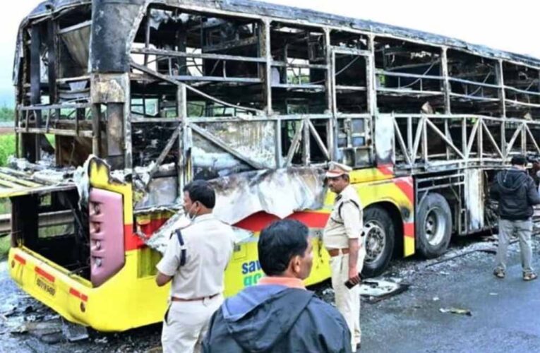 चलती इलेक्ट्रिक बस में धमाका! बैट्री ब्लास्ट से कुछ ही मिनटों में बस बनी आग का गोला
