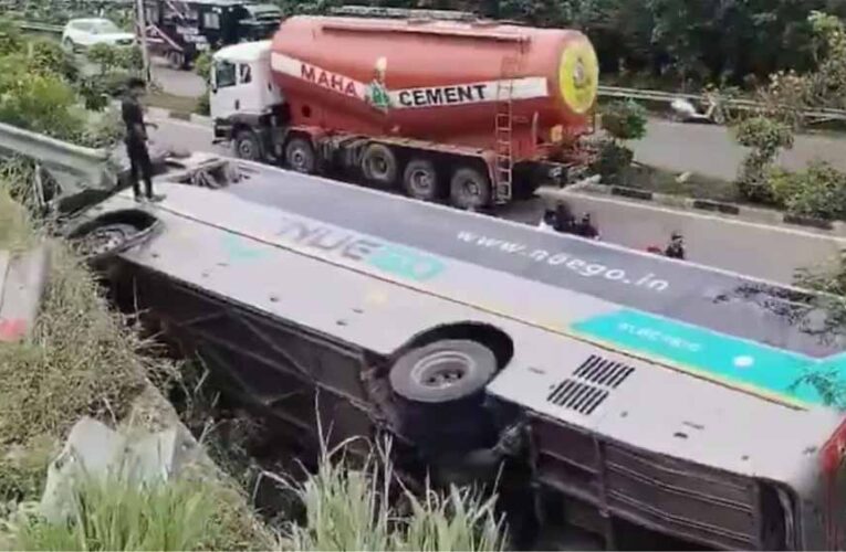 तेलंगाना में बड़ा हादसा: बस पलटने से 20 यात्री घायल, कुरनूल के बाद फिर दहशत