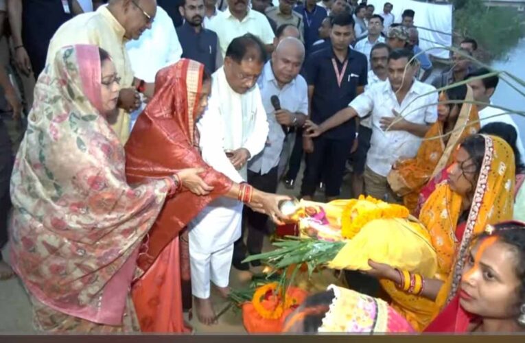 मुख्यमंत्री साय ने जशपुर में दुलदुला छठ घाट में सूर्य को दिया अर्घ्य: प्रदेश की सुख-समृद्धि और खुशहाली की कामना की