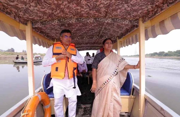 दिल्ली CM का छठ उत्सव दौरा: पल्ला गांव से हाथी घाट तक किया निरीक्षण