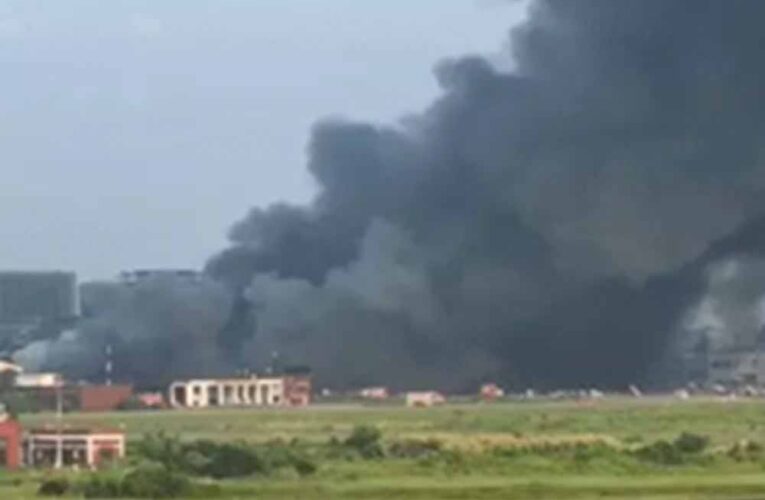 ढाका एयरपोर्ट में भयंकर आग, कार्गो एरिया में अफरा-तफरी – सभी उड़ानें ठप