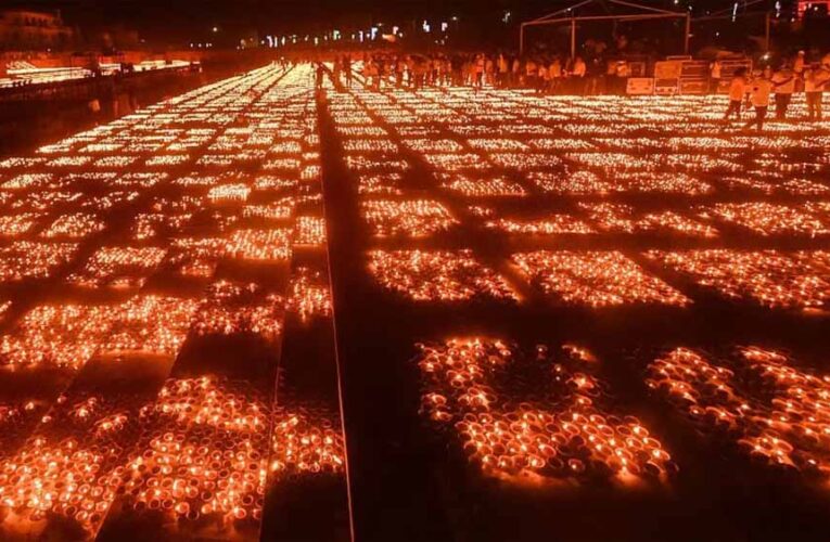 मुरादाबाद की रात रोशन: दीपावली पर 11 लाख दीप और 1500 ड्रोन का भव्य तमाशा