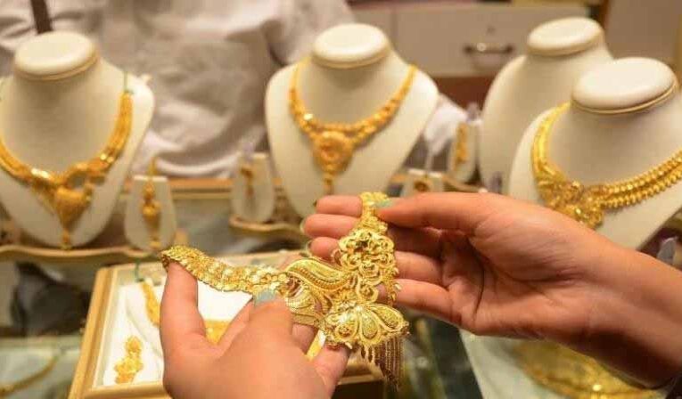 धनतेरस 2025: सोने की खरीदारी में सुनारों की बढ़ी धूम, करोड़ों के सौदे होने की संभावना