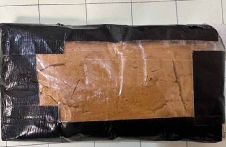 मुंबई एयरपोर्ट पर बड़ा धमाका: डीआरआई ने 1.2 किलो सोना जब्त किया, दो कर्मचारी गिरफ्तार