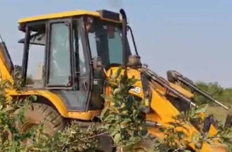 MP में बुलडोजर की गूंज: गरीबों के घर टूटे, बाबाओं की आलीशान संपत्ति पर सरकार खामोश!