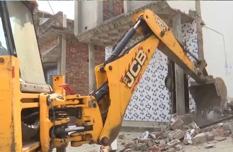 संभल में बुलडोजर कार्रवाई: अवैध मदरसा और मैरिज पैलेस जमींदोज, इलाके में तनाव