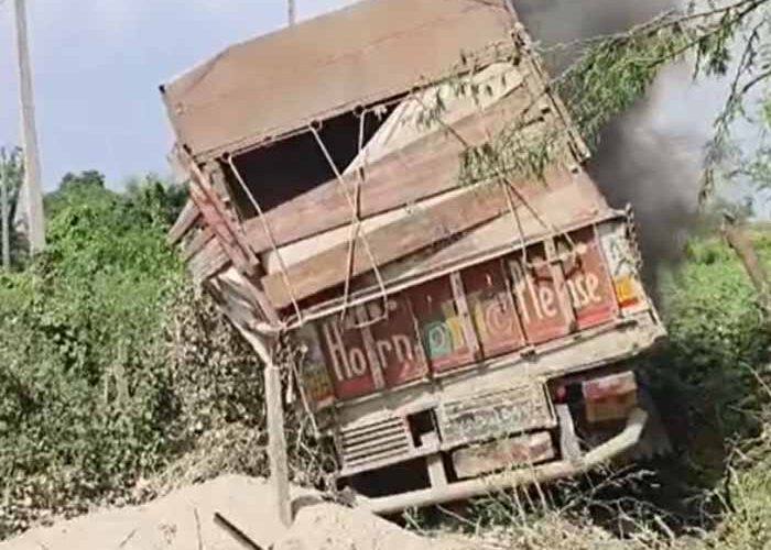 खंडवा में दिल दहला देने वाला हादसा: ट्रक ने ई-बाइक को रौंदा, आग में झुलसकर मौत