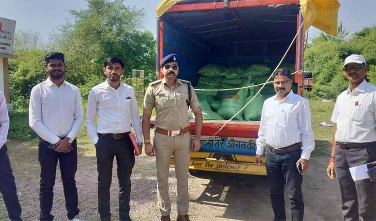 खाद का अवैध परिवहन करने पर थाना नौगांव में 2 लोगों पर एफआईआर