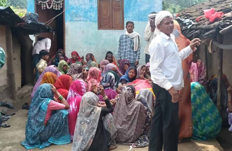 खंडवा हादसा: दुर्गा विसर्जन में डूबे 11 लोगों का अंतिम संस्कार, गांव में मातम