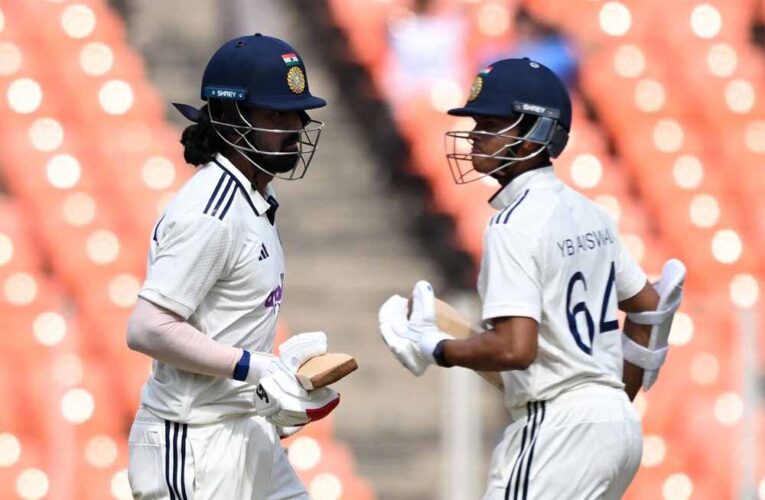 बारिश की खलल के बाद फिर शुरू हुआ मैच, राहुल-जायसवाल क्रीज पर