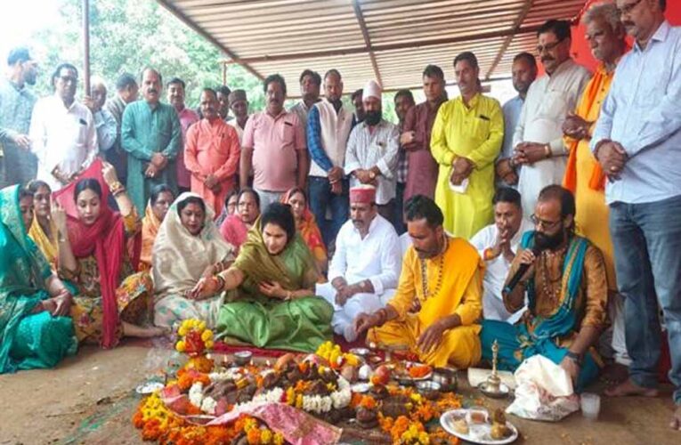 राज्यमंत्री श्रीमती गौर ने की गोवर्धन पूजा