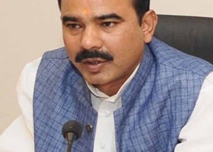 चश्मे का नंबर बढ़ा लो…— सवाल पूछने पर भड़के BJP विधायक, मंत्री के सामने मच गया सन्नाटा!