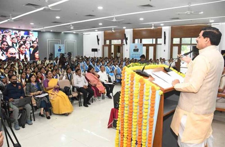 बच्चे खूब पढ़ें, आगे बढ़ें, बेहतर शिक्षा देना राज्य सरकार की पहली प्राथमिकता : मुख्यमंत्री डॉ. यादव