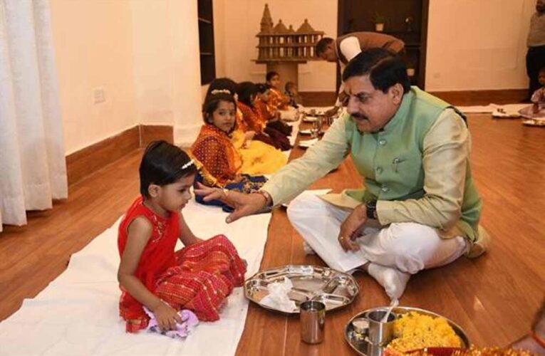 मुख्यमंत्री डॉ. यादव ने कन्याओं को तिलक लगाकर, चुन्नी ओढ़ाकर स्नेह पूर्वक कराया भोज