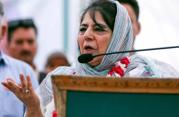 बंदूक की नोक पर राष्ट्रगान! महबूबा भड़की, वजह जानकर आप भी दंग रह जाएंगे