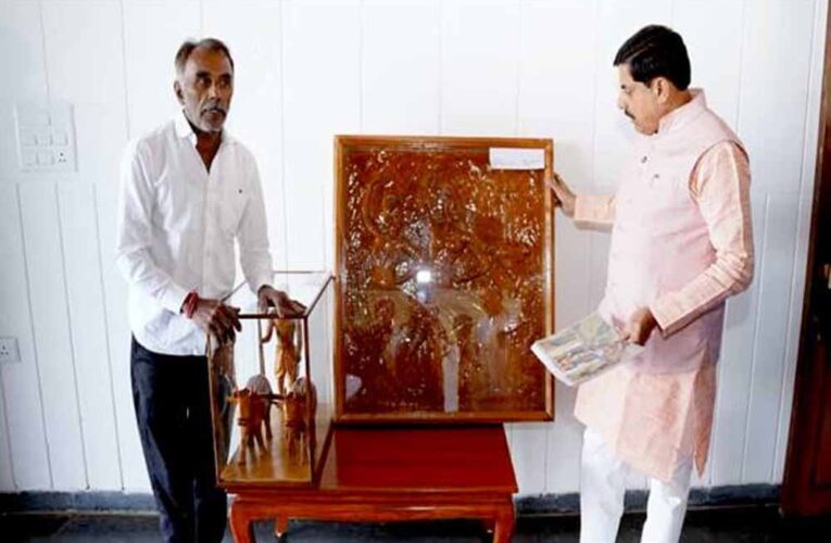 मुख्यमंत्री डॉ. यादव से काष्ठ मूर्ति कलाकार विश्वकर्मा ने की सौजन्य भेंट